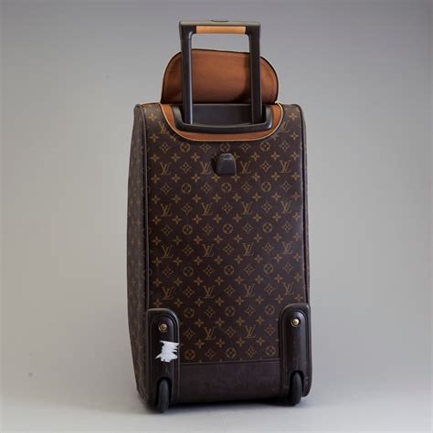 louis vuitton carry on wheels.